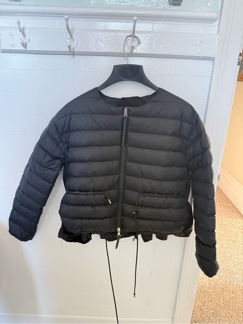 NUBU Women’s cropped Puffer Jacket with pleated back